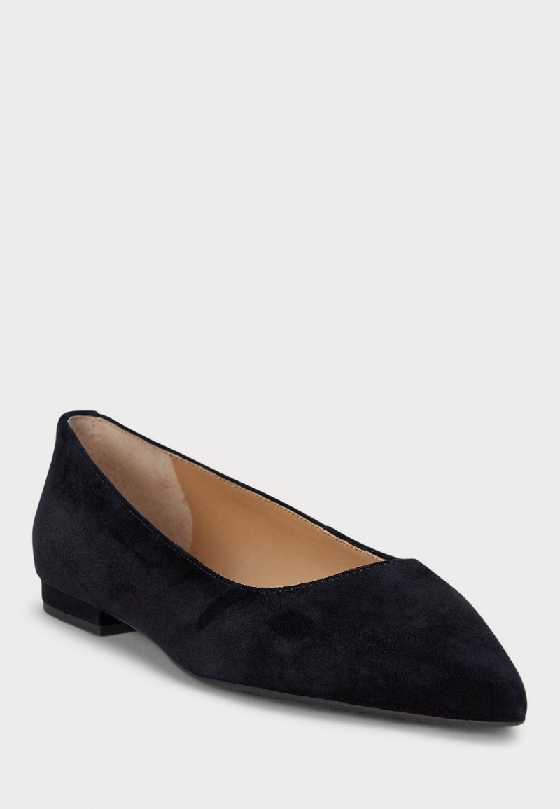 Schwarze Wildleder-Balletschuhe mit spitzem Zehenbereich, niedrigem Absatz und glattem Innenraum. Verfügt über ein minimalistisches Design ohne sichtbare Beschläge oder Muster.