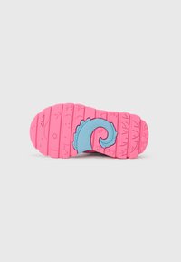 Suela de zapato rosa brillante con diseño de remolino azul y patrones florales, con el logo de Clarks en el talón.