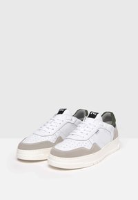 Sneaker in pelle bianca con accenti in suede grigio e verde, punta perforata, lacci rotondi, collare imbottito e suola in gomma testurizzata.