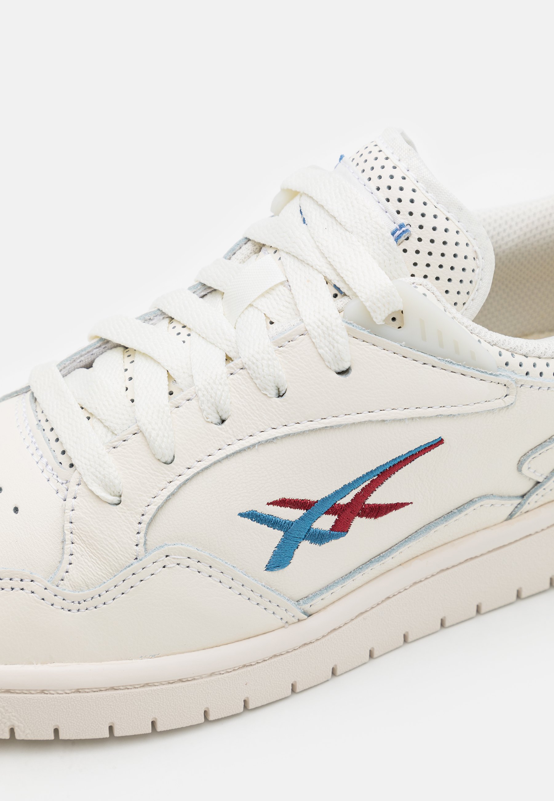 ASICS SportStyle SKYCOURT UNISEX - Trainers - cream/azure/beige -  Zalando.co.uk