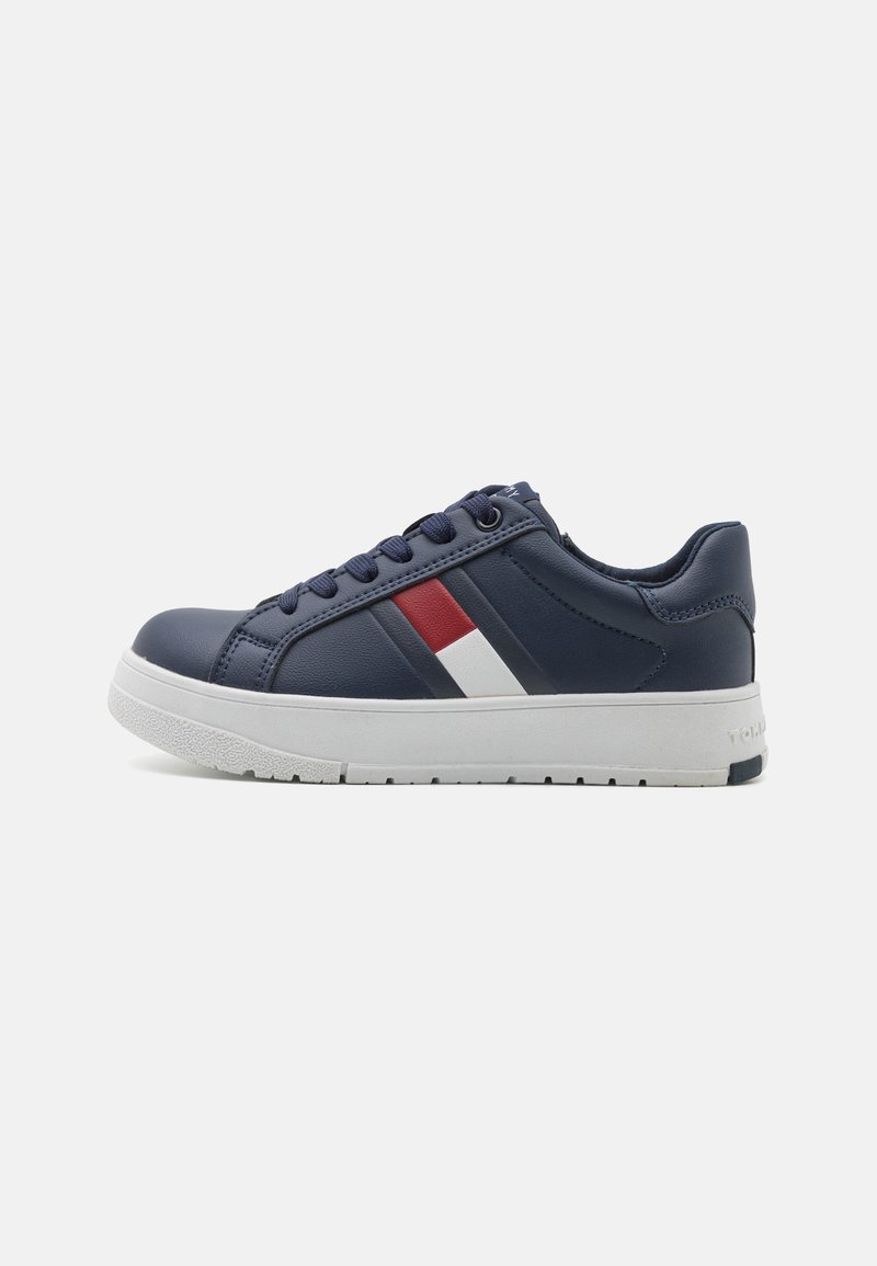Sneaker blu navy con tomaia in pelle, suola in gomma bianca e strisce rosse e bianche a contrasto lungo il lato. Design con lacci, forma bassa.