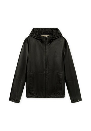 Chaqueta de cuero negro con capucha, cremallera frontal, dos bolsillos laterales y puños ajustables, mostrada extendida sobre un fondo blanco.