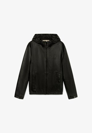 Musta nahkainen hupullinen takki, jossa etuvetoketju, kaksi sivutaskua ja säädettävät hihansuut, esiteltynä tasaisena valkoisella taustalla.