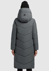 Grå lang puffjakke med chevronmønster, hætte og en knapdetalje bagpå. Har en glat tekstur og lange ærmer.