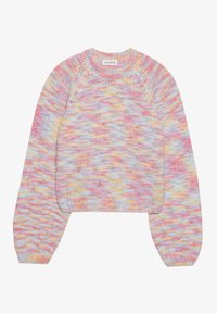 Flerfarget strikkegenser med rund hals, lange ermer og cropped design. Fargene inkluderer rosa, gul og lyseblå.