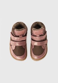 Rosa og brune barnestøvler med metallisk finish, utstyrt med mesh-paneler, to justerbare borrelåsremmer og en teksturert gummisåle.