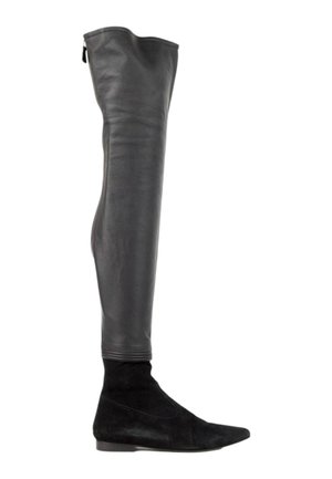 Botte noire au-dessus du genou avec une tige en cuir lisse et une partie inférieure en daim à bout pointu avec un talon bas et plat.
