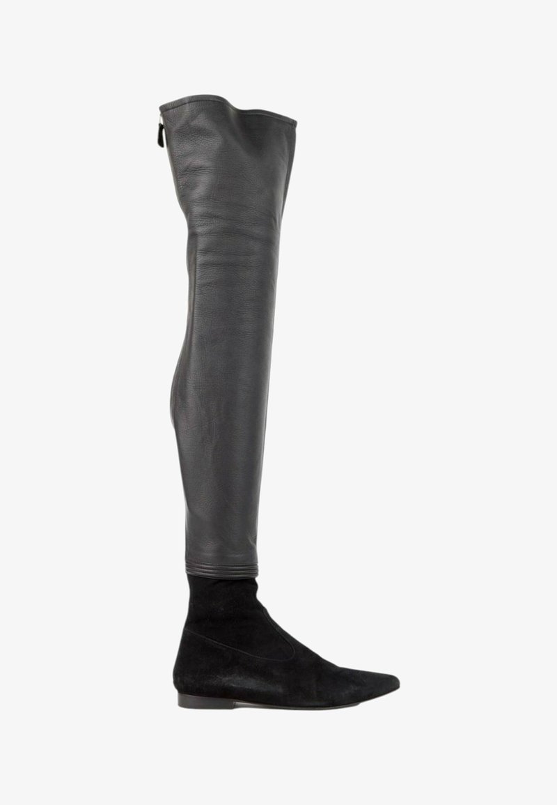 Botte noire au-dessus du genou avec une tige en cuir lisse et une partie inférieure en daim à bout pointu avec un talon bas et plat.