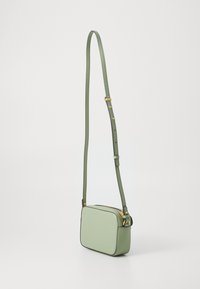 Borsa a tracolla rettangolare in pelle texturizzata verde chiaro. Presenta una tracolla sottile e regolabile e accessori in metallo dorato.