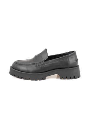 Schwarze Lederloafer mit einer derben, robusten Sohle und detaillierter Naht. Sie verfügen über eine erhöhte Zehenpartie und ein glattes Obermaterial mit flachem Absatz.