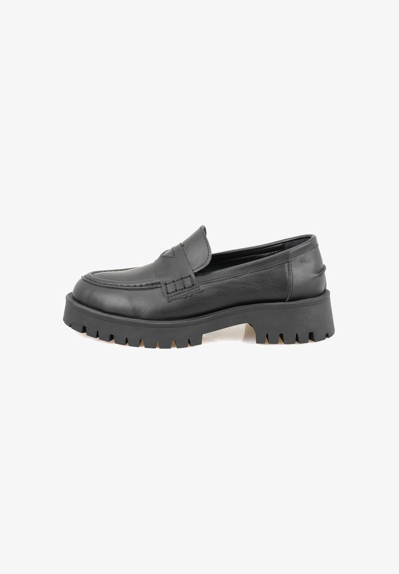 Schwarze Lederloafer mit einer derben, robusten Sohle und detaillierter Naht. Sie verfügen über eine erhöhte Zehenpartie und ein glattes Obermaterial mit flachem Absatz.