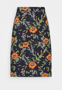 Saia lápis floral com fundo azul-marinho, apresentando flores laranja brilhantes, folhas verdes e detalhes brancos. Tecido suave com um design justo.