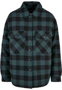 Camisa de franela a cuadros en verde azulado y negro, con cierre de botones en la parte delantera, cuello puntiagudo y dos bolsillos en el pecho con solapas. Textura suave.