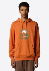 Felpa arancione realizzata in morbido tessuto, con tasca frontale, cappuccio con cordino e stampa grafica di montagne e alberi con la scritta "NON SMETTERE MAI DI ESPLORARE."