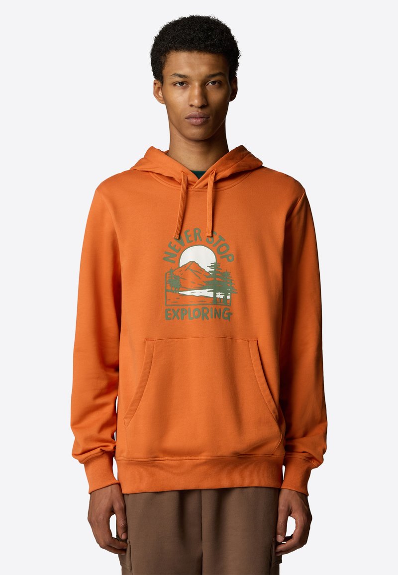 Felpa arancione realizzata in morbido tessuto, con tasca frontale, cappuccio con cordino e stampa grafica di montagne e alberi con la scritta "NON SMETTERE MAI DI ESPLORARE."