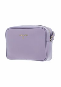 Lilla læder crossbody taske med lynlås, guld-logo detaljer foran, rektangulær form og glat tekstur.