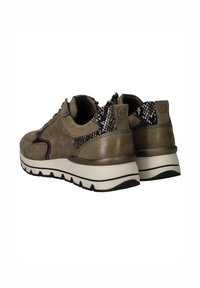 Scarpe in suede marrone con un retro a motivo a strisce in bianco e nero. Suola bianca spessa con accenti neri e design del battistrada a zigzag.