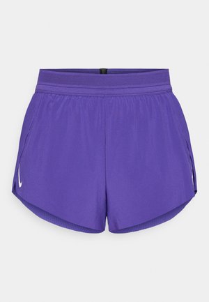 Pantaloni de sport violete, cu un tiv din plasă, având un tiv curbat și un logo alb contrastant pe partea stângă. Textură ușoară și netedă.