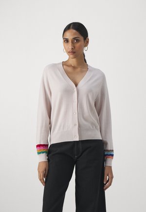 Cardigan rose clair avec un décolleté en V, six boutons et des accents rayés colorés aux poignets en rouge, rose, vert et bleu.
