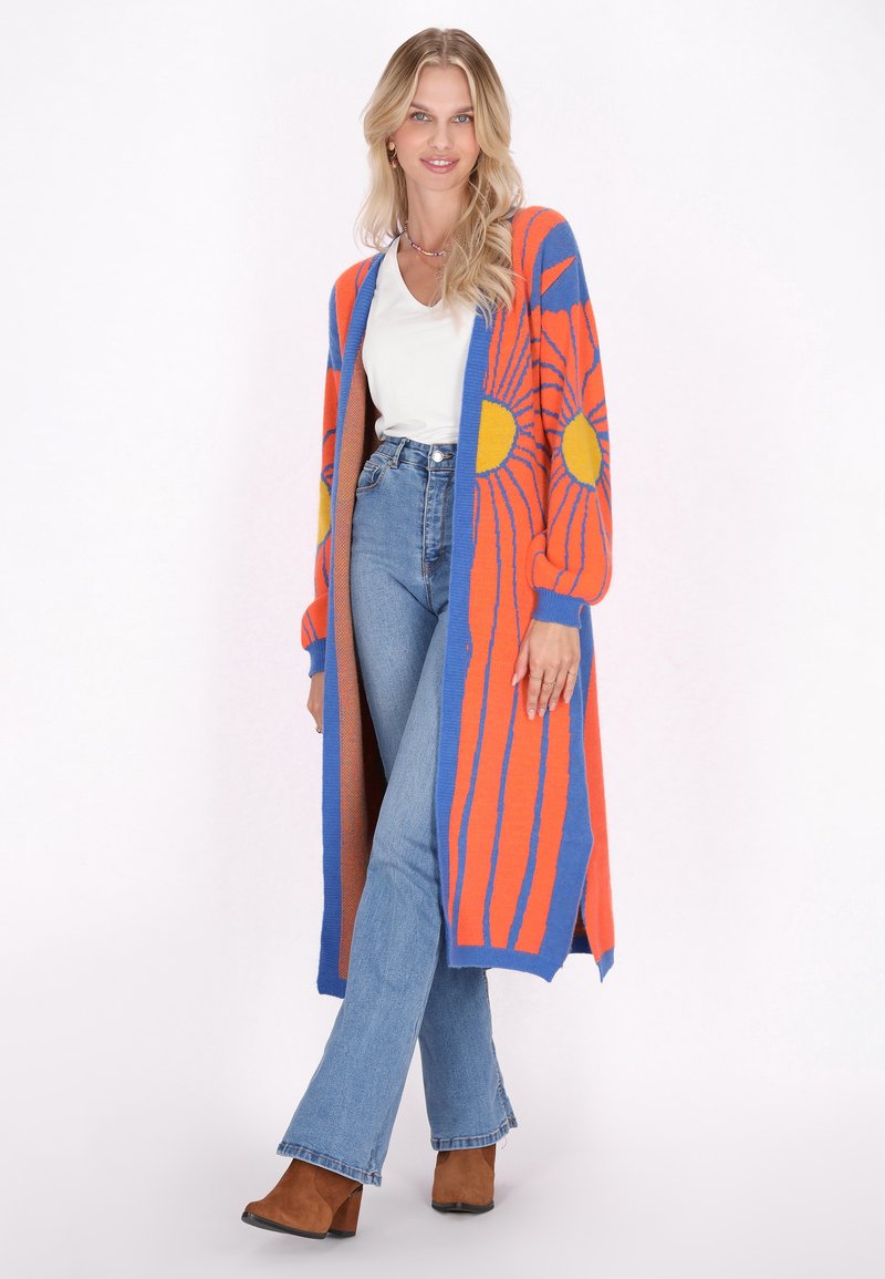 Cardigan lungo in un vibrante arancione e blu, con motivi di sole gialli. Tessuto a maglia comoda, design aperto e polsini a costine.
