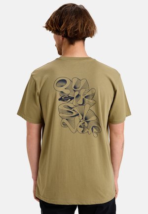 Olijfgroene katoenen t-shirt met een grote zwarte lijntekening op de achterkant, met abstracte vormen en curven. Ontspannen pasvorm.