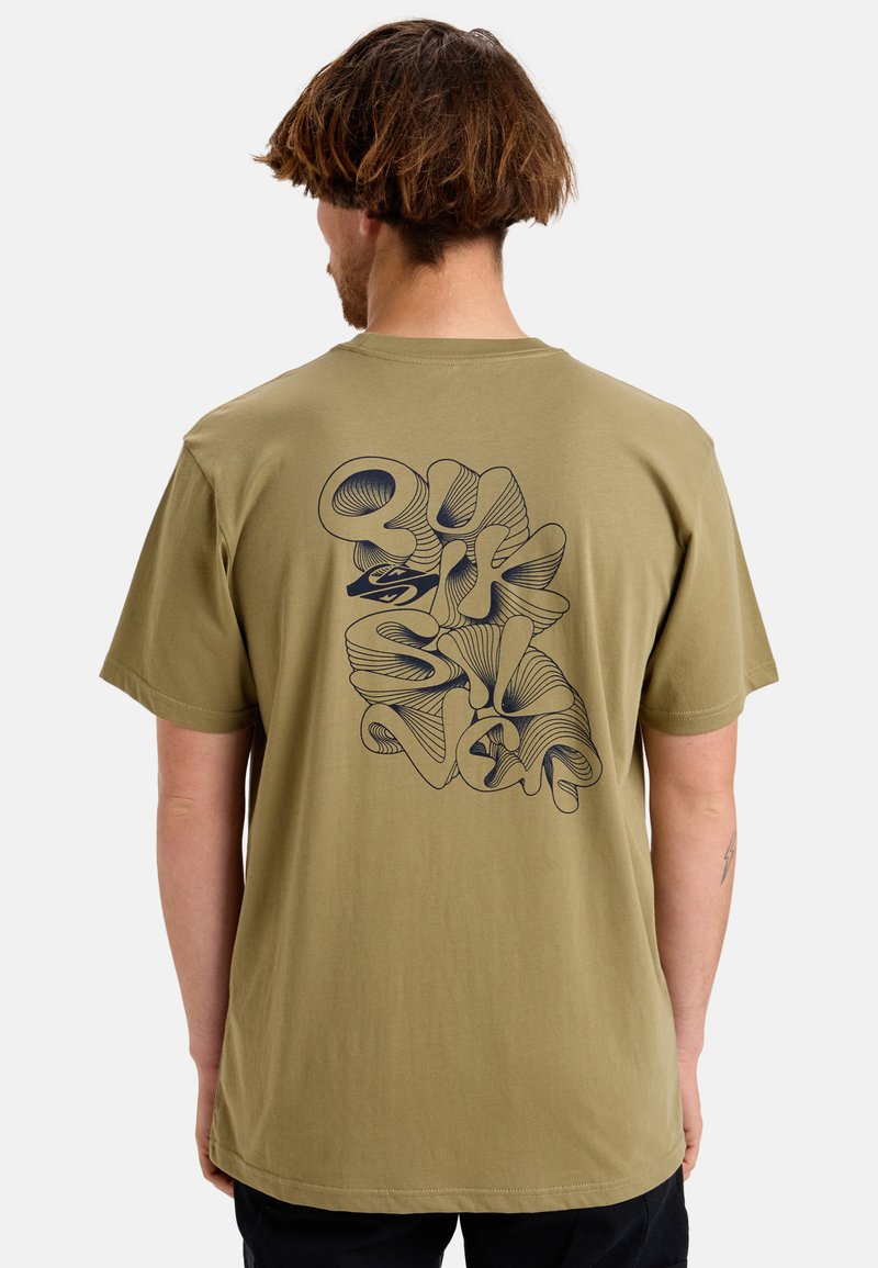 Camiseta de algodón verde oliva con un gran gráfico de arte lineal negro en la parte trasera, con formas abstractas y curvas. Corte relajado.
