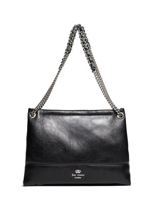 Schwarze Lederhandtasche mit silberner Kettenriemen. Sie hat eine glatte Textur und ein Logo-Detail in der Nähe des Bodens. Strukturierte rechteckige Form.