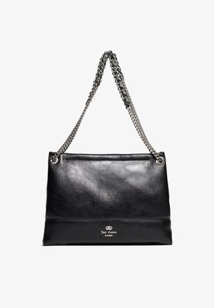 Borsa a tracolla in pelle nera con cinturino in catena argentata. Presenta una texture liscia e un accento con logo vicino al fondo. Forma rettangolare strutturata.