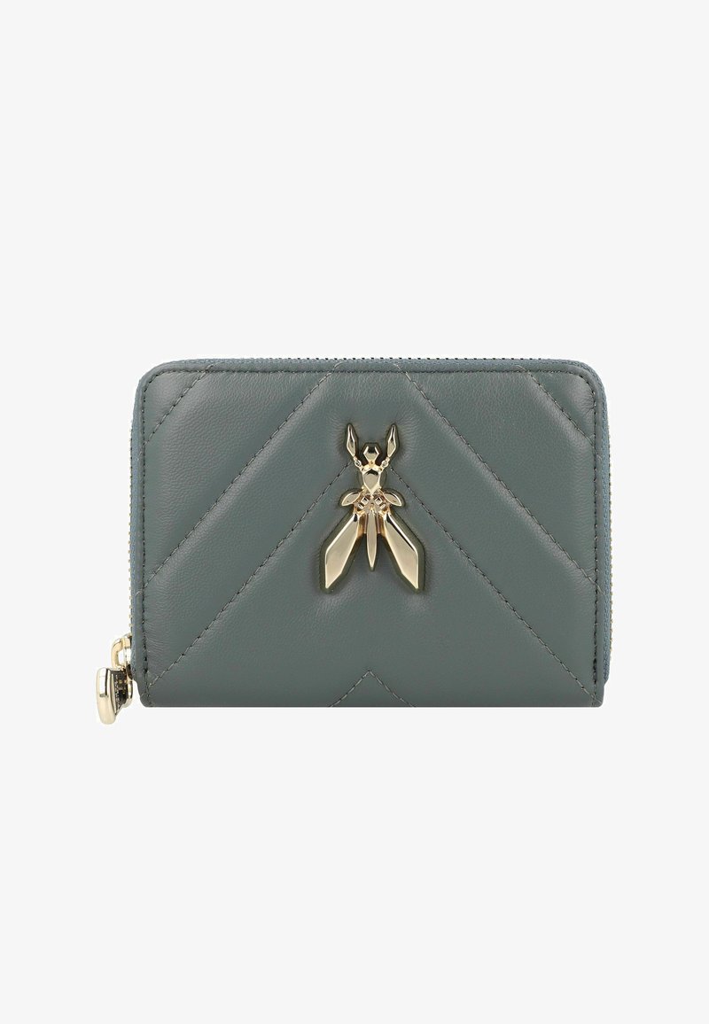 Portefeuille en cuir vert à motif chevron, orné d'un emblème d'insecte doré et d'une fermeture éclair. Texture lisse avec des détails de couture subtils.