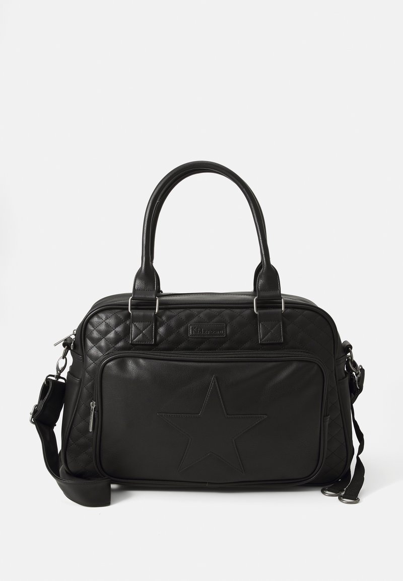 Borsa nera con texture trapuntata, accentuata da una stella sul fronte, manici doppi e tracolla regolabile. Presenta compartimenti con zip.