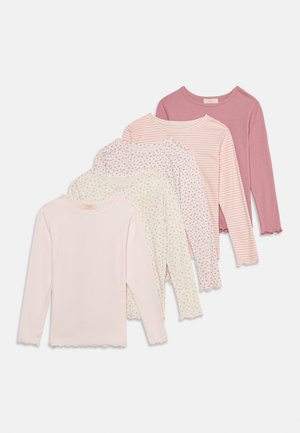 Cinq chemises pour enfants à manches longues dans des tons roses avec des motifs floraux et rayures, disposées de manière superposée sur un fond uni.