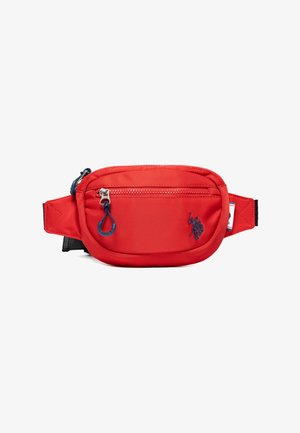 Riñonera roja con un bolsillo frontal con cremallera, tirador de cremallera azul marino, correa negra ajustable y pequeño logo bordado en azul marino.
