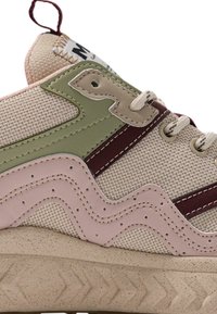 Batikos su smėlio spalvos kanvu viršumi, žaliais ir bordo odiniais akcentais, zigzago raštu, smėlio spalvos tekstūrine guma padą su subtiliu protektoriumi.