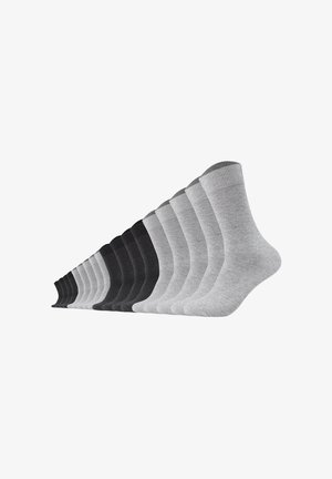 Quattro paia di calzini alla caviglia neri e sei paia di calzini alla caviglia grigio chiaro disposti in fila su sfondo bianco.