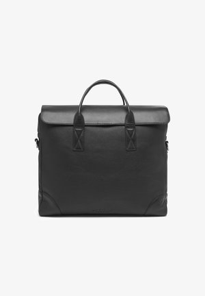 Schwarze Lederakte mit Klappenverschluss, zwei oberen Griffen und akzentuierten Ecken. Verfügt über eine glatte Textur und dezentes Branding.