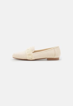 Beige lærredsloafers med et tekstureret cremefarvet bånd tværs over midten, flad sål og rundet tå-design. Enkel og glat overfladestruktur.