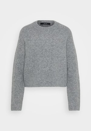 Mehakki siva pletena dolga majica z dolgimi rokavi in okroglim izrezom, z ribastimi manšeti, robom in izrezom, prikazana na enostavni podlagi.