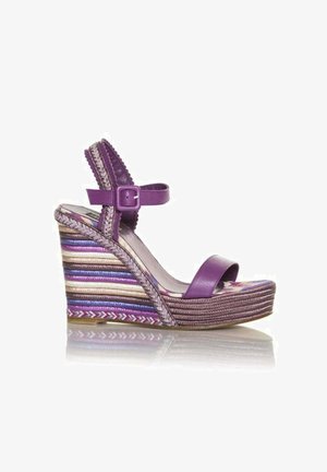 Sandalia cuña púrpura con un diseño de tiras gruesas, suela texturizada de rayas multicolores y una correa ajustable en el tobillo para un mejor ajuste.