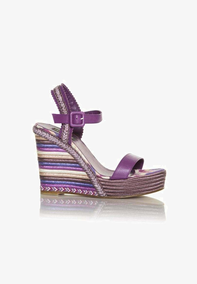 Sandalia cuña púrpura con un diseño de tiras gruesas, suela texturizada de rayas multicolores y una correa ajustable en el tobillo para un mejor ajuste.