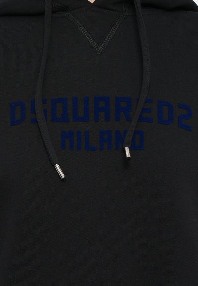 Hanorac negru cu logo-ul "DSQUARED2 MILANO" brodat în albastru. Material moale, cu glugă reglabilă și accente de metal argintiu.