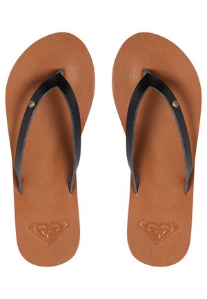 Des tongs en simili cuir marron avec des brides noires, dotées d'un semelle texturée et d'un logo en forme de cœur embossé sur la semelle.