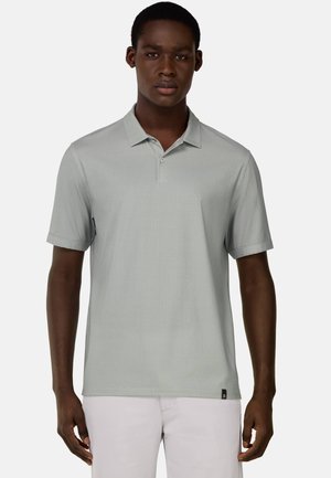 Hellgraues Poloshirt mit strukturiertem Muster, kurzen Ärmeln und einem Button-Down-Kragen. Verfügt über ein kleines Logodetail am Saum.