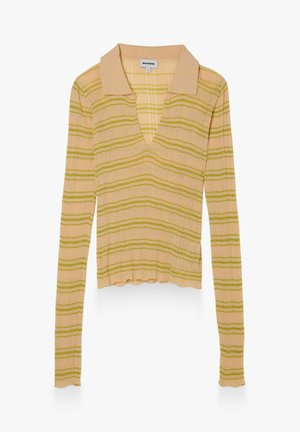 Beżowy, dzianinowy top z długim rękawem z zielonymi poziomymi paskami, głębokim dekoltem w kształcie litery V, teksturowaną tkaniną i lekko marszczonym dołem.