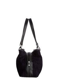Černá kabelka vyrobená z nubuku a texturované kůže, s centrálním zipem, krátkými uchy a kontrastním šitím.