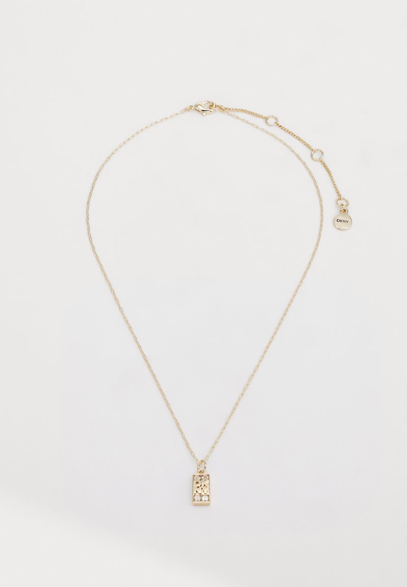 Zlatý náhrdelník s tenkým řetízkem a obdélníkovým přívěskem s výřezem a drobným akcentem drahokamu.