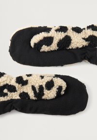 Mustade ja beežide fleece-ujukitega sussid, millel on leopardimuster, pehme tekstuuriga ülemine osa ja ühtlased mustad tallad.