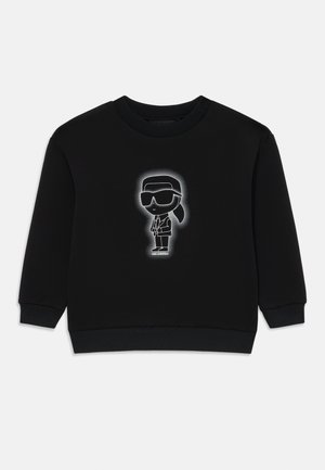 Sort langærmet sweatshirt med en centreret hvid kontureret tegneseriefigur iført solbriller og jakkesæt foran.