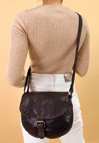 Gusti Leder STEFANIE - Torba čez telo - dunkelbraun