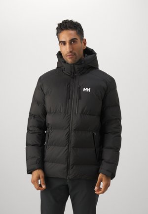 Zwarte pufferjack met een rits aan de voorkant, capuchon en zijzakken. Kenmerkt zich door diagonaal stiksel en een opvallend "HH"-logo op de borst.