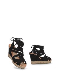 Sandalias de cuña negras con tiras de ante, punta abierta y diseño con cordones. Con una suela texturizada envuelta en yute para mayor agarre y estilo.
